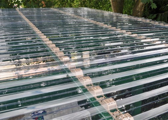 Прозрачные рифленые листы поликарбоната на заволакивание крыши толщина 0,8 до 1мм